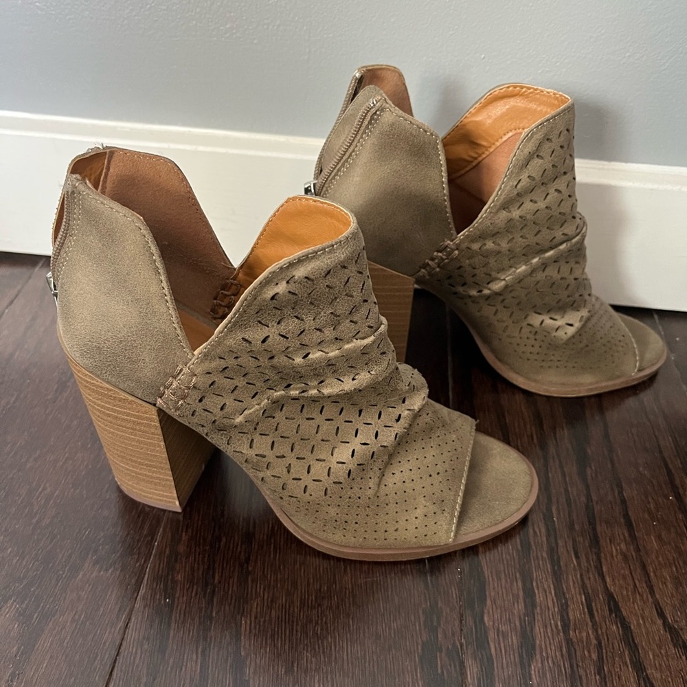 REPORT Barrah Peep Toe Heel Size 6